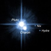 Pluto hat 3 Monde, Charon leuchtet deutlich stärker als Nix und Hydra